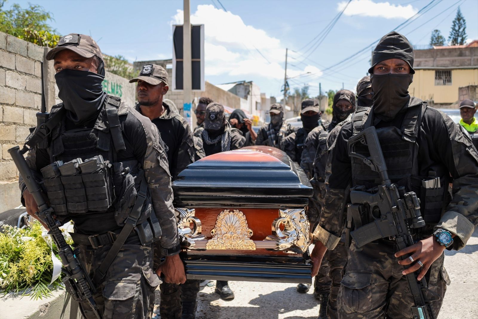Policías de Puerto Príncipe (Haití) portan el feretro de un compañero