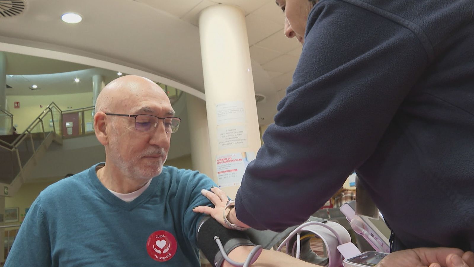Toma de tensión arterial a un paciente en un centro de salud