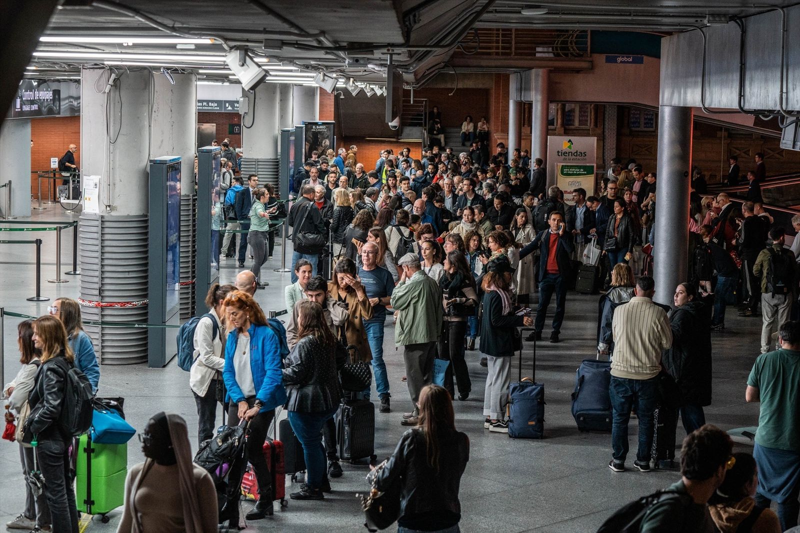 Decenas de personas esperan tras el retraso o cancelación en sus trenes en la estación de Puerta de Atocha-Almudena Grandes