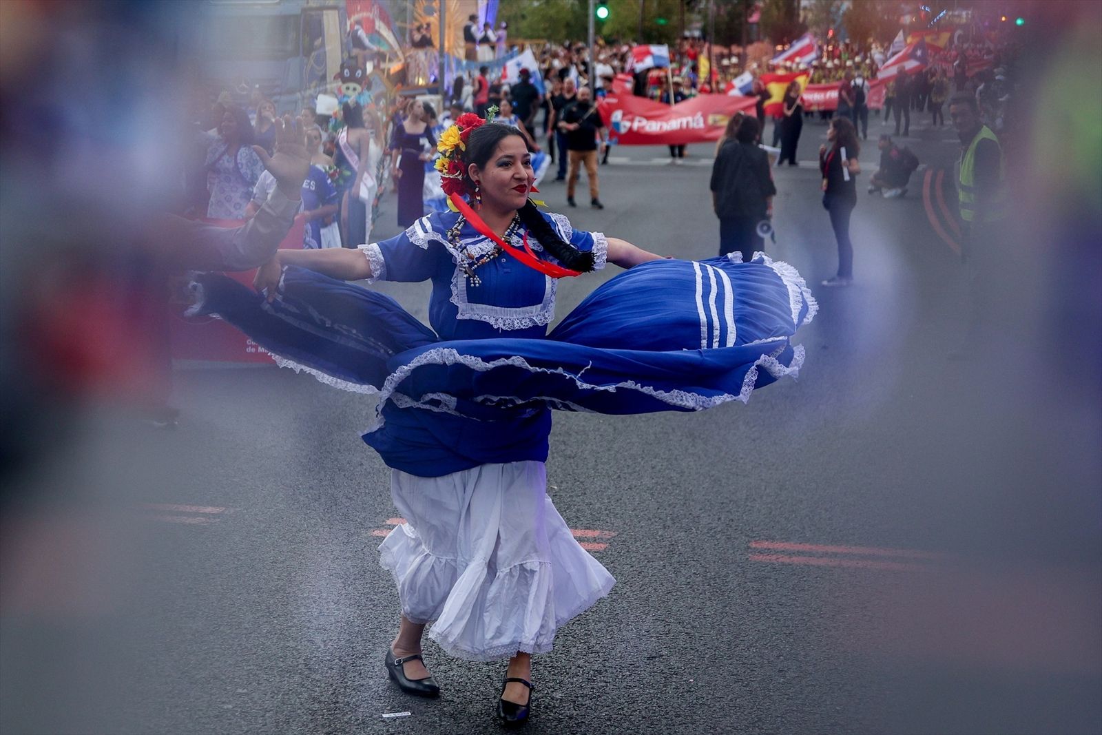 Fotogaleria: El desfile de la Hispanidad llena de color la Gran Vía
