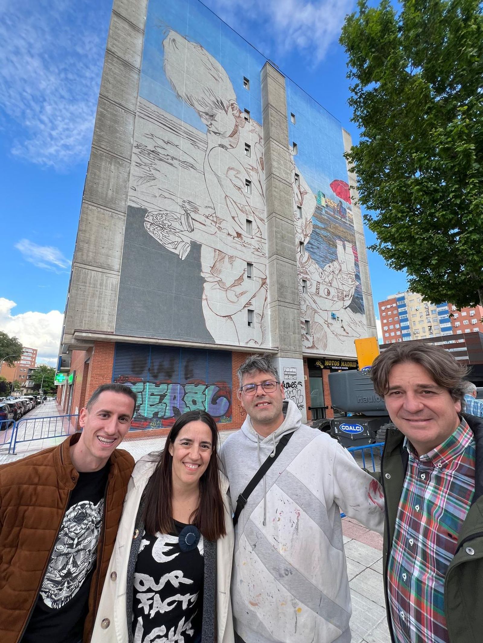 Mural 'Barco de Plástico', en elaboración, en Fuenlabrada