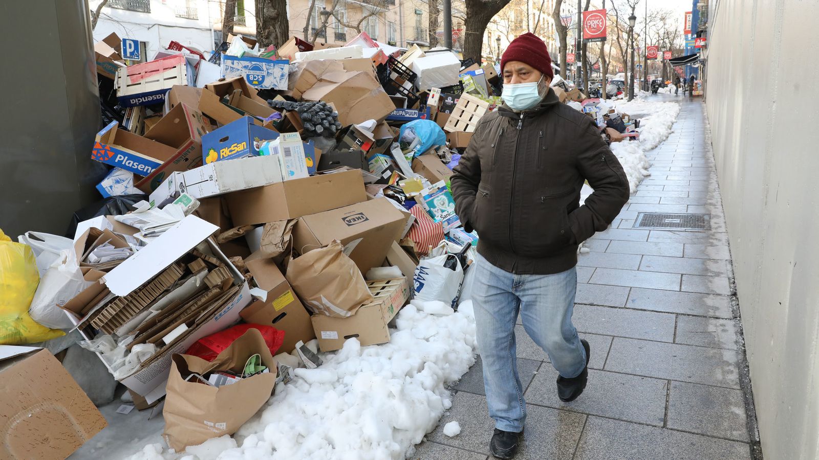 Basura acumulada en las calles de Madrid tras el paso de la tormenta Filomena