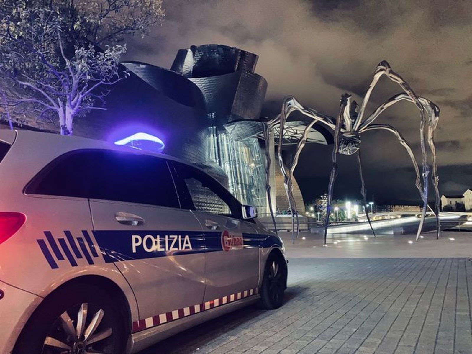 Vehículo de la Policía de Bilbao frente al Museo Guggenheim