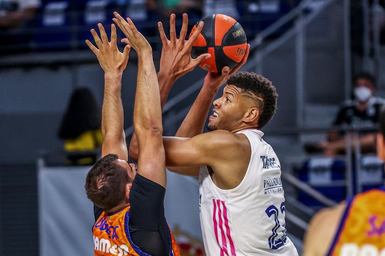 Tavares ante el Valencia Basket