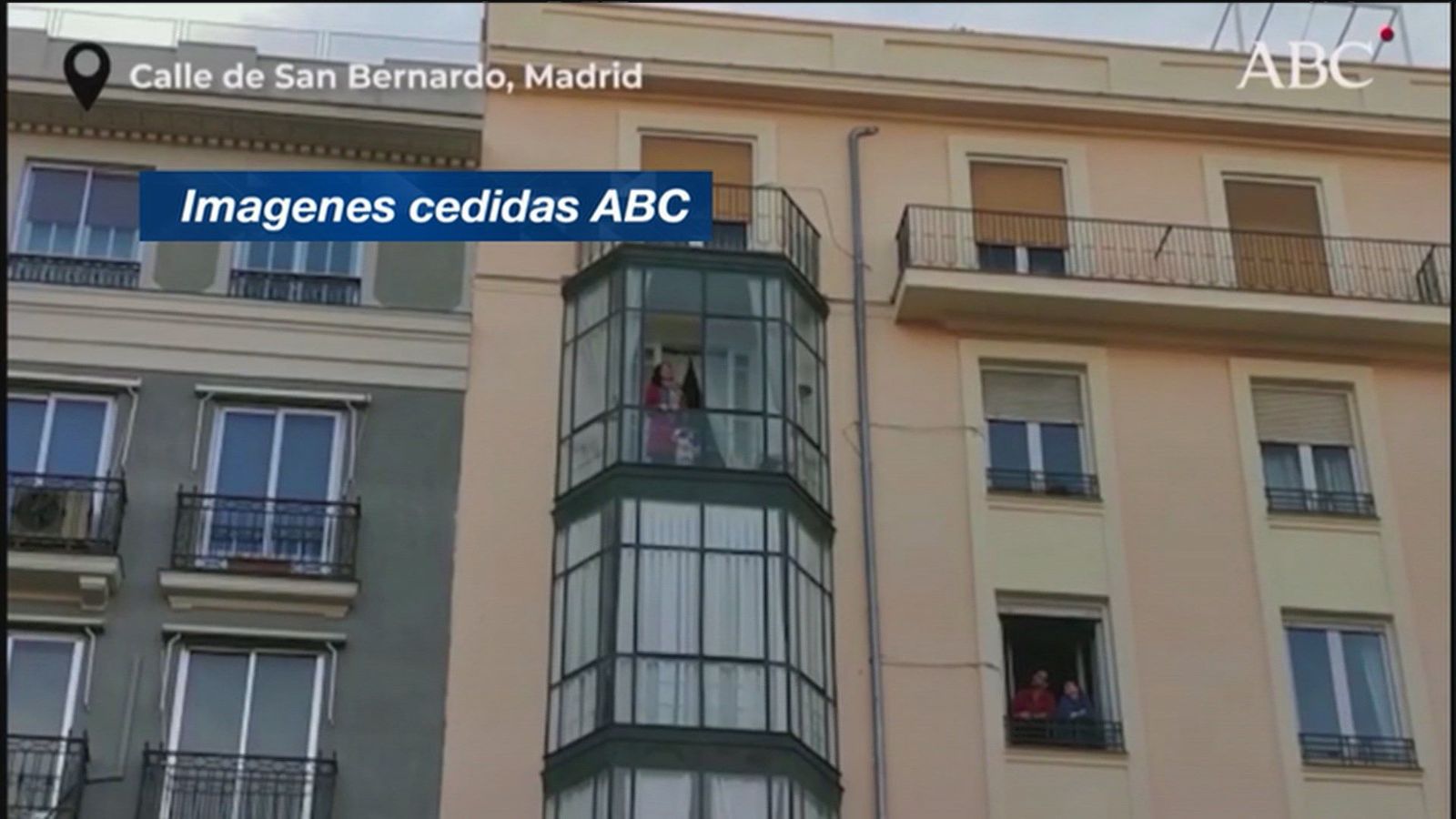 La música, medicina para el ánimo, una soprano canta ópera a sus vecinos todas las tardes en Chamberí