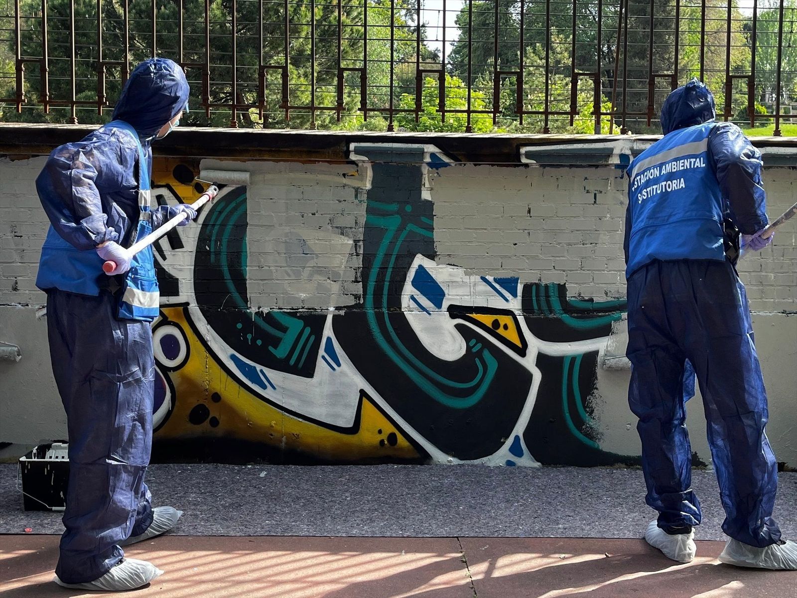 Madrid transforma las multas por grafitis en limpieza: 70 sancionados borran 6.000 m² y las pintadas caen un 26%