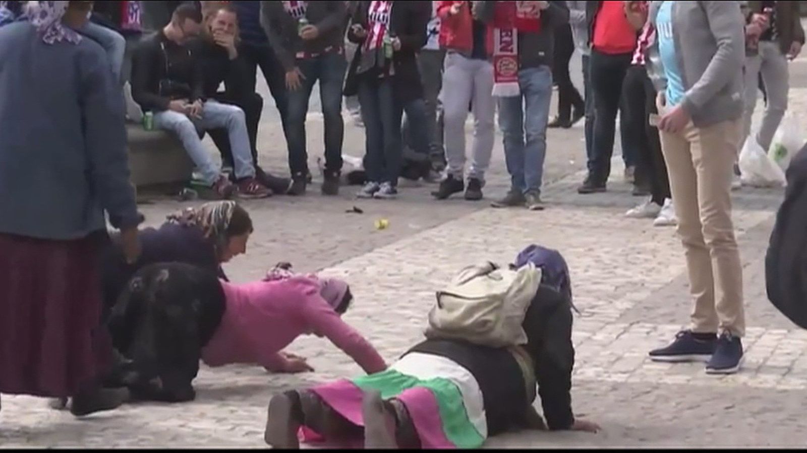 Condenados a tres meses de cárcel los hinchas holandeses que humillaron a mujeres indigentes en Madrid