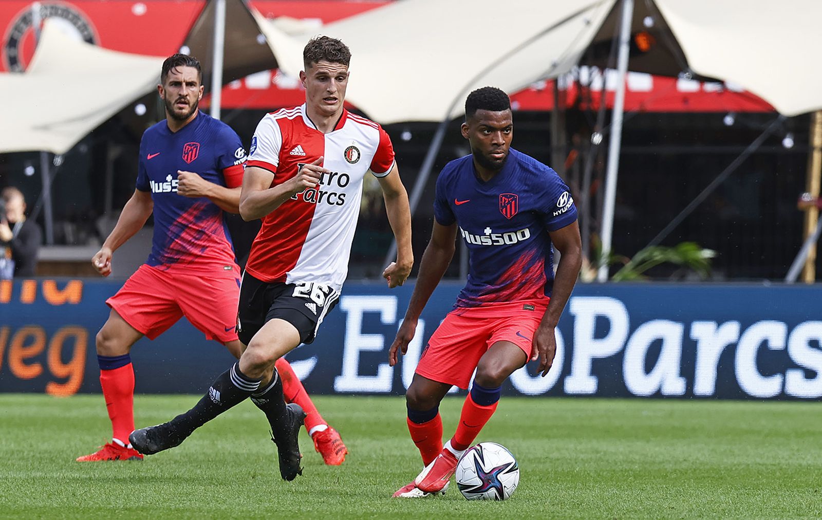 Lemar ante el Feyenord