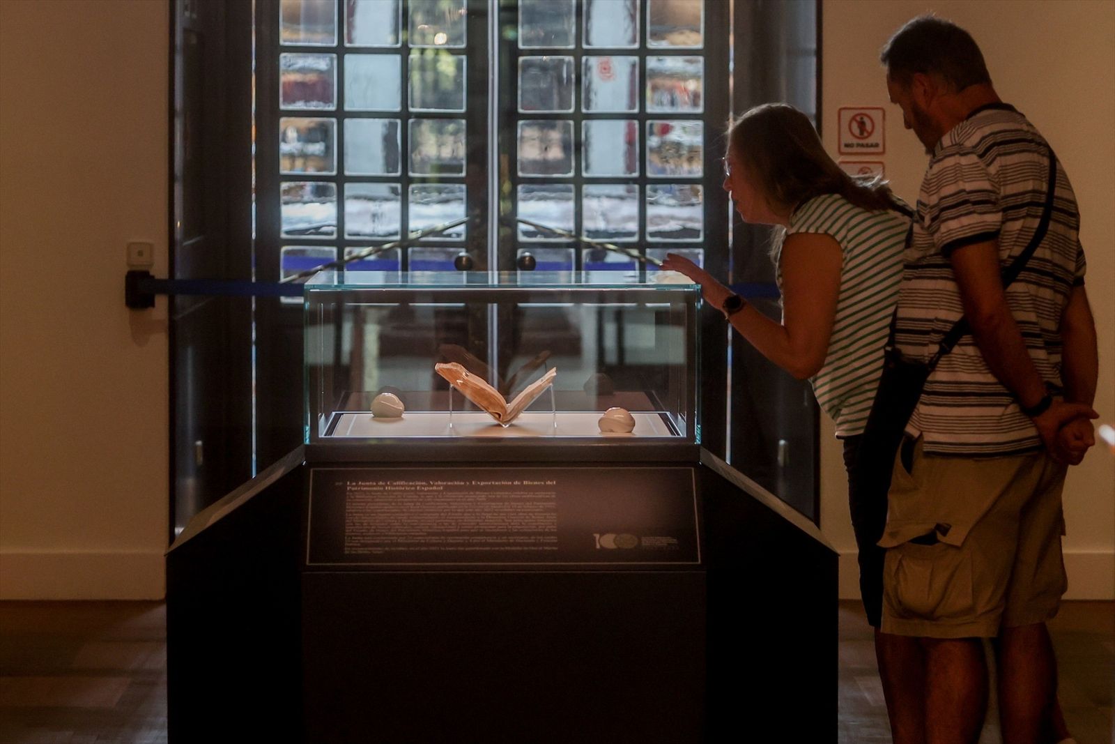 Dos personas observan el manuscrito de Lope de Vega, el Códice Daza, en la Biblioteca Nacional de España