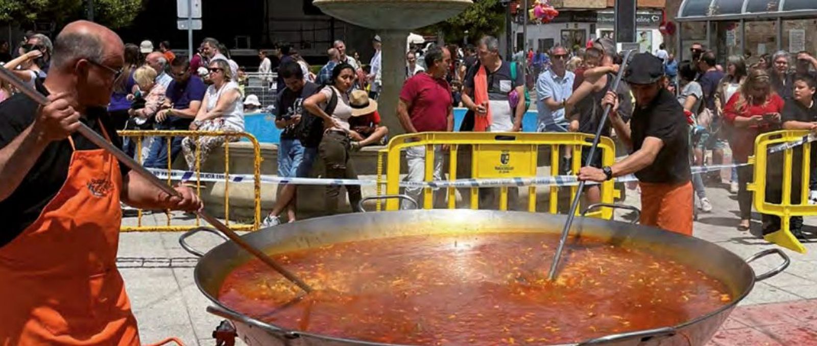 Elaboración de una paella popular en Paracuellos de Jarama