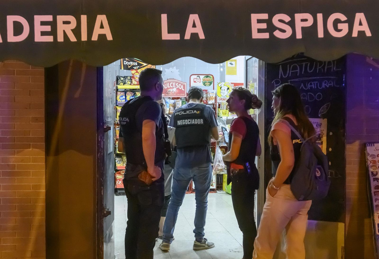 La Policía en la panadería de Sevilla donde se ha atrincherado un hombre