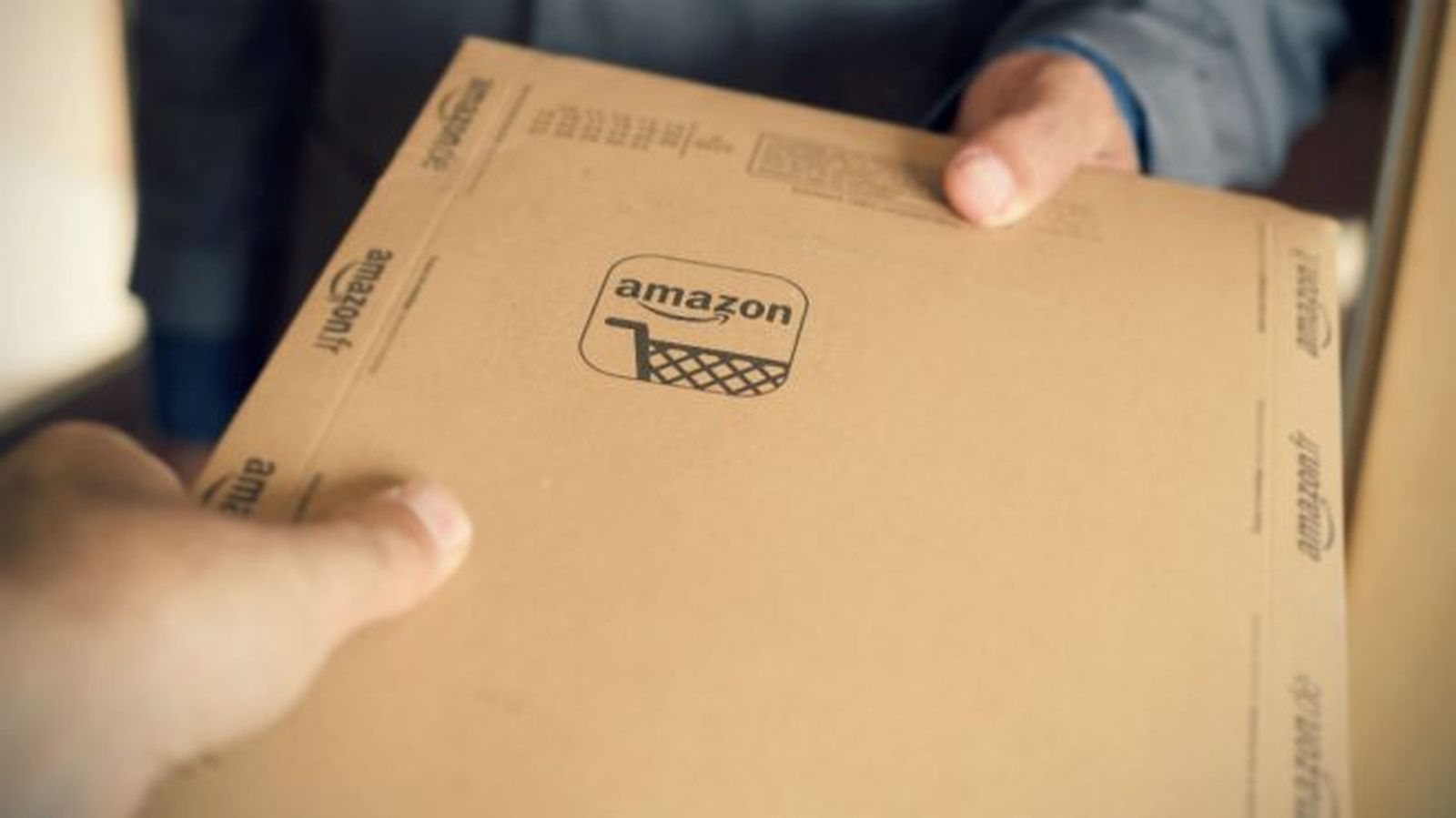 Entrega de un paquete de Amazon (istock)