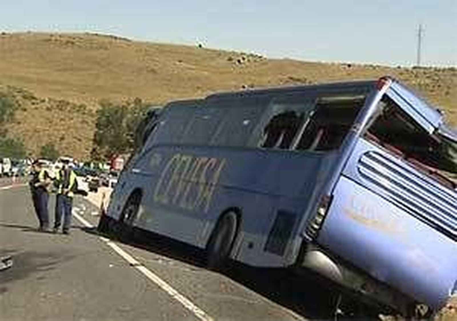 Mueren nueve personas al volcar un autobús de línea en Ávila