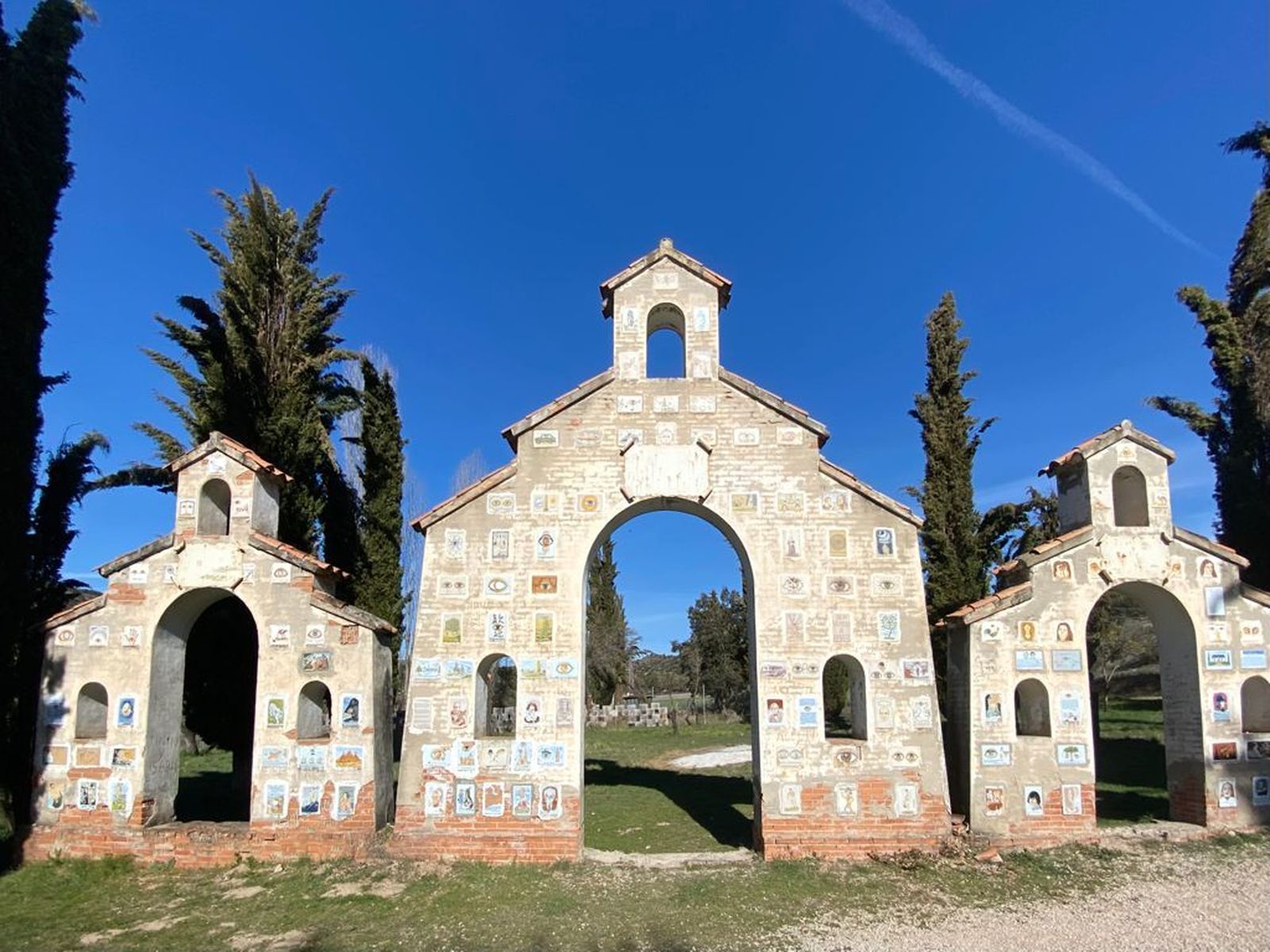El Monumento a los Ojos, en Ambite