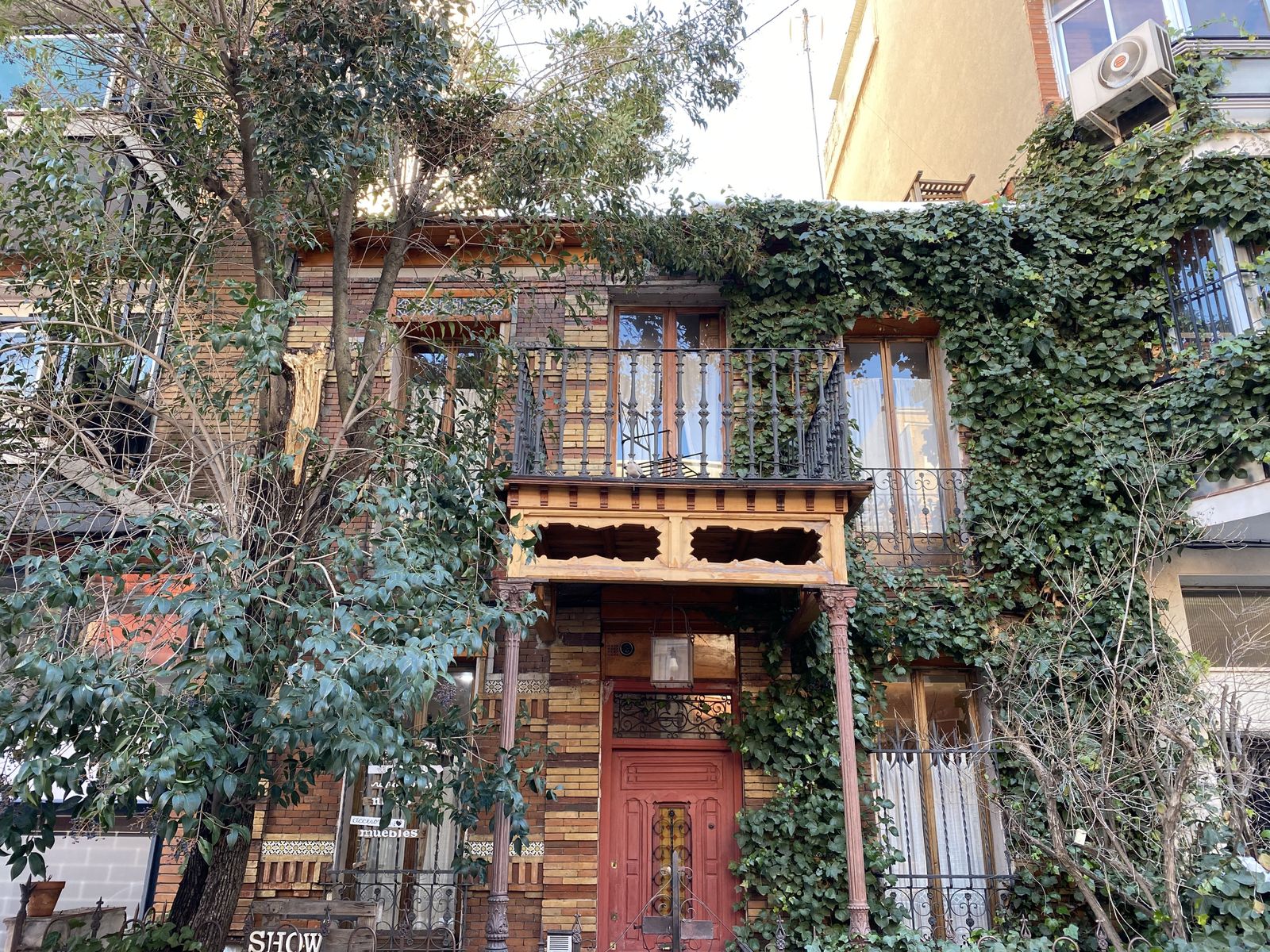 ¿Alguna vez paseaste por la Guindalera y viste estos preciosos balcones 'británicos'? Pues ahora tendremos la ocasión de entrar en una de ellas. ¡Y son casas enormes!