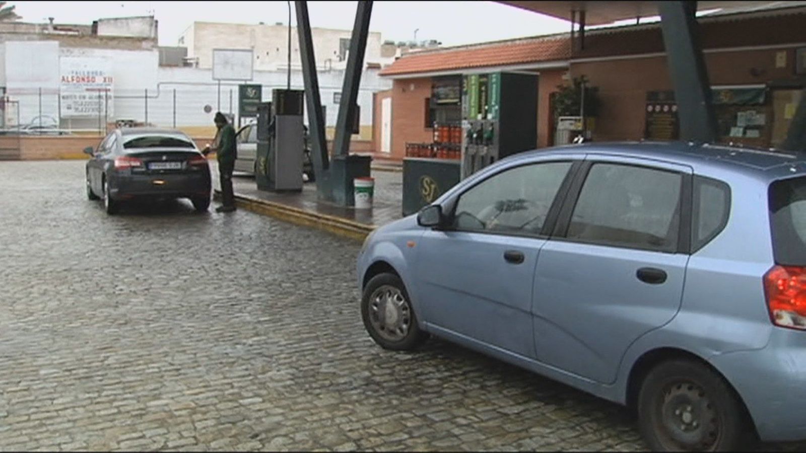 Una gasolinera de Sevilla pide perdón a sus clientes por el elevado precio de los carburantes