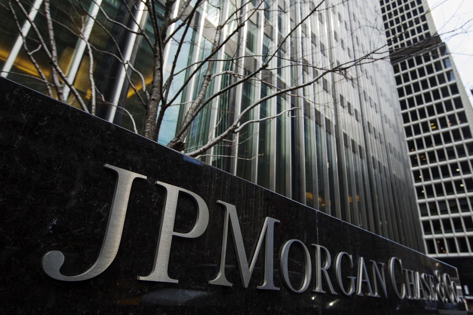 La Policía registra las oficinas del banco de inversión JPMorgan en Fráncfort