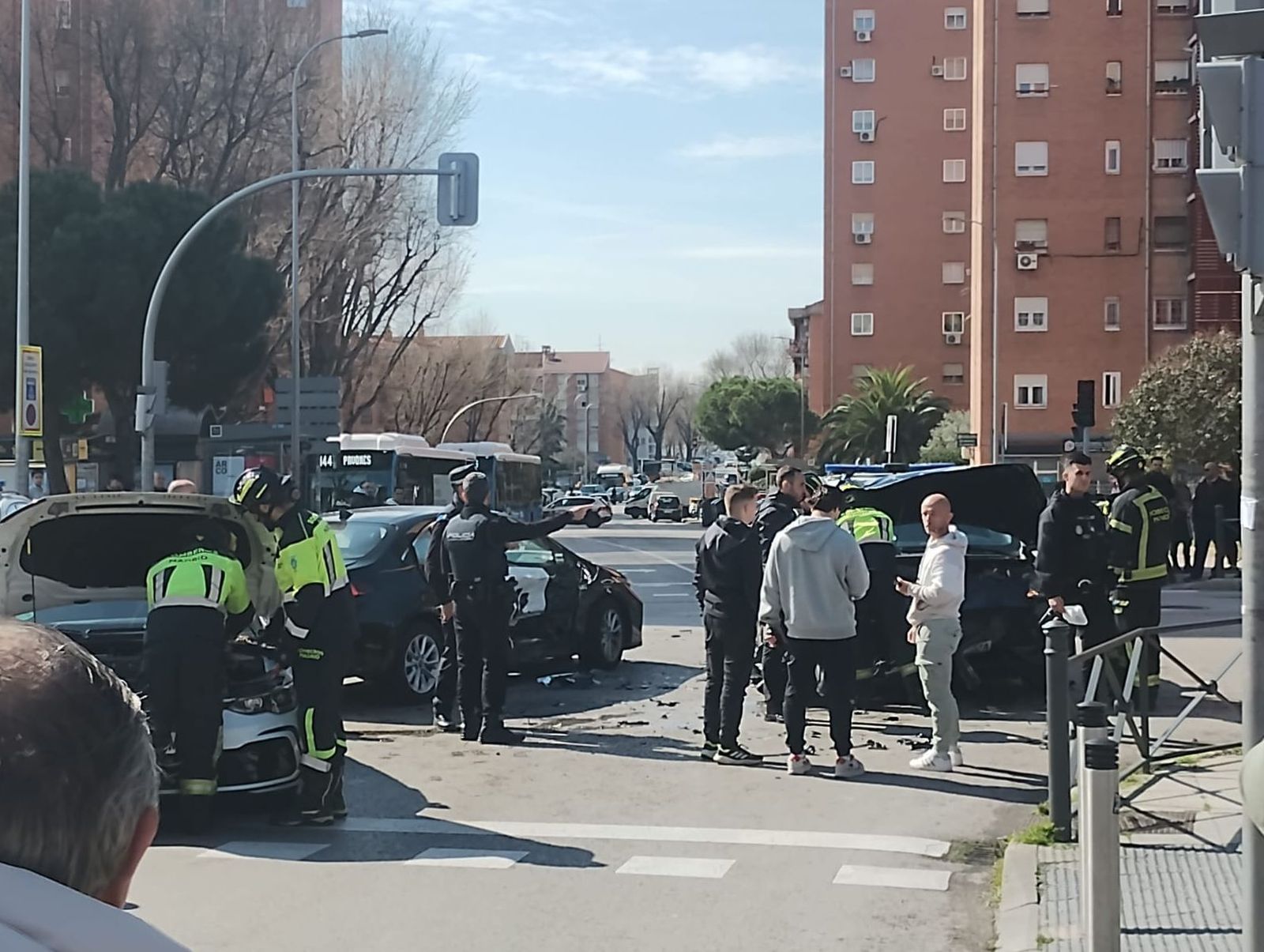 Accidente de tráfico en la Avenida de Entrevías tras perseguir la Policía Nacional a un coche huido de un control