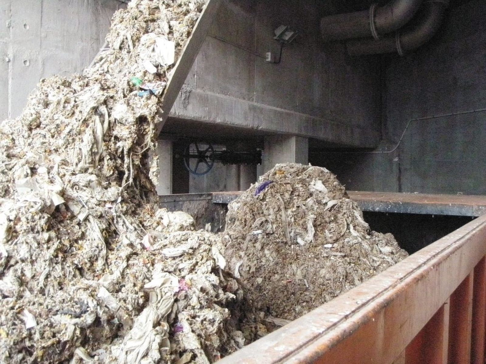 Acumulación de toallitas tiradas por el váter