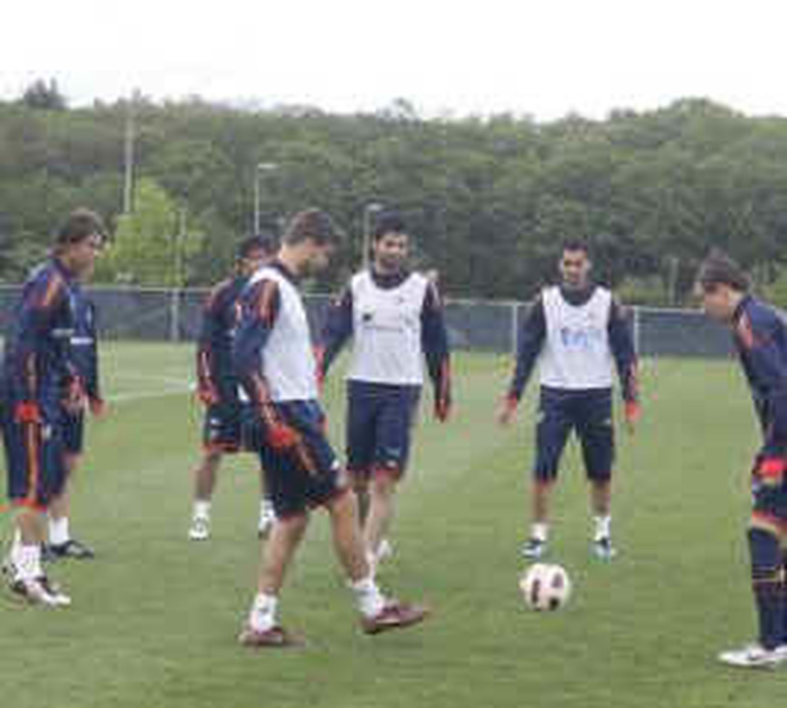 El fuerte viento marca el entrenamiento de La Roja