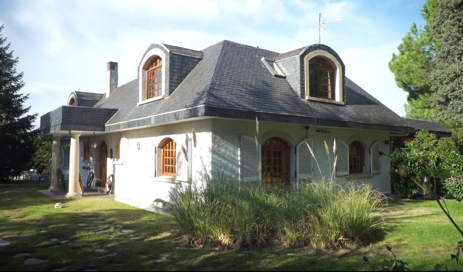 Esta es la fachada de un impresionante chalet de 800 metros cuadrados que encontramos en Pozuelo de Alarcón.