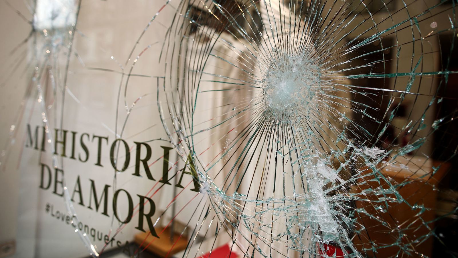 Cristalera de un escaparate rota tras una noche de protestas en Madrid