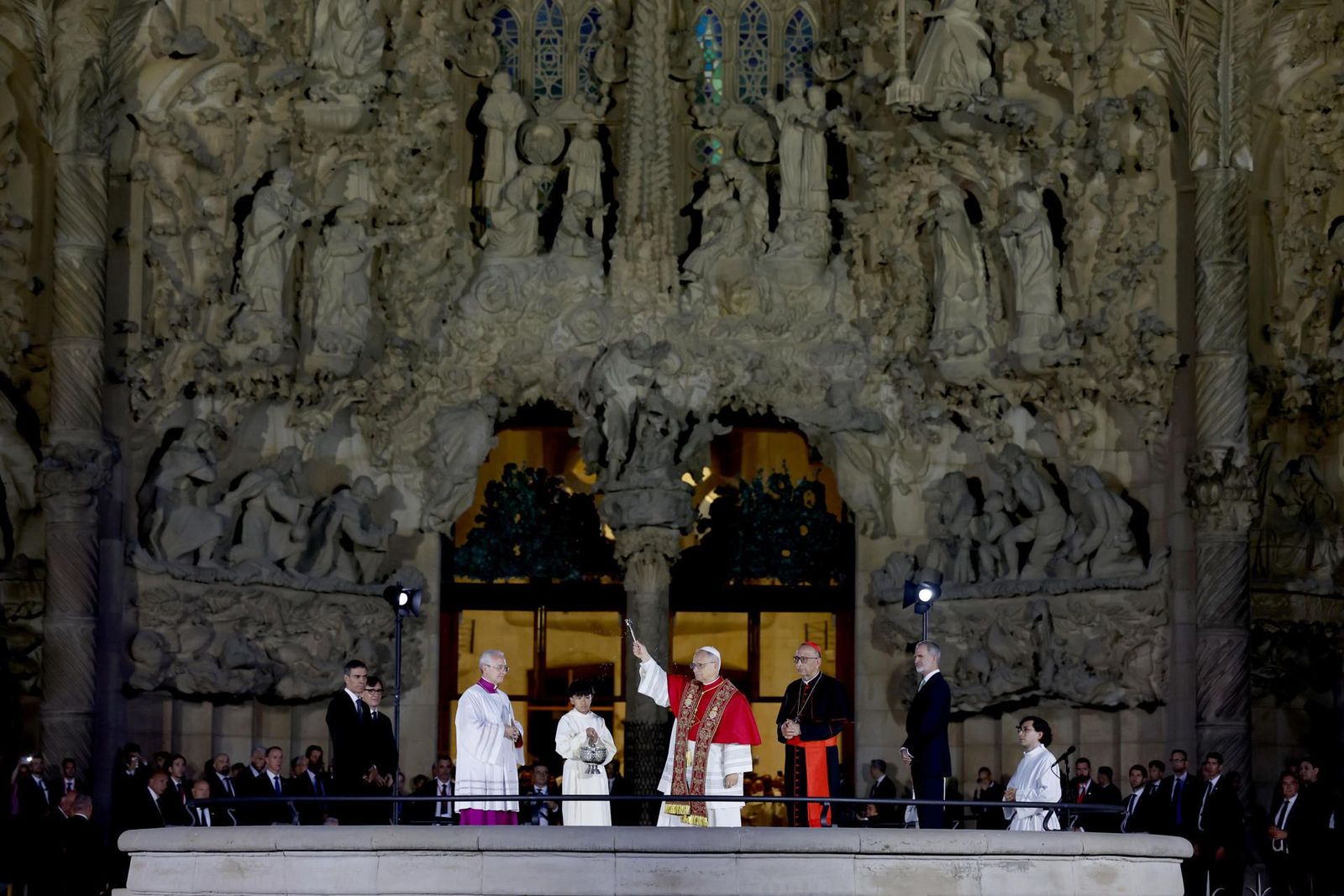 El Papa bendice la Torre de Jesús de la Sagrada Familia, "signo de unidad y concordia"