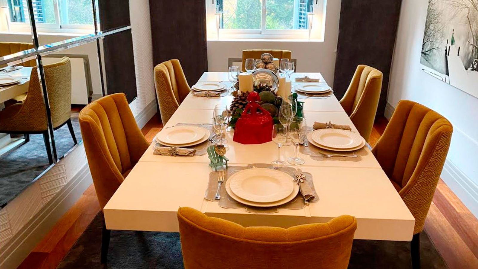 La mesa ya está lista, con luces bajas y detalles decorativos que hacen de la Nochevieja un día muy especial.