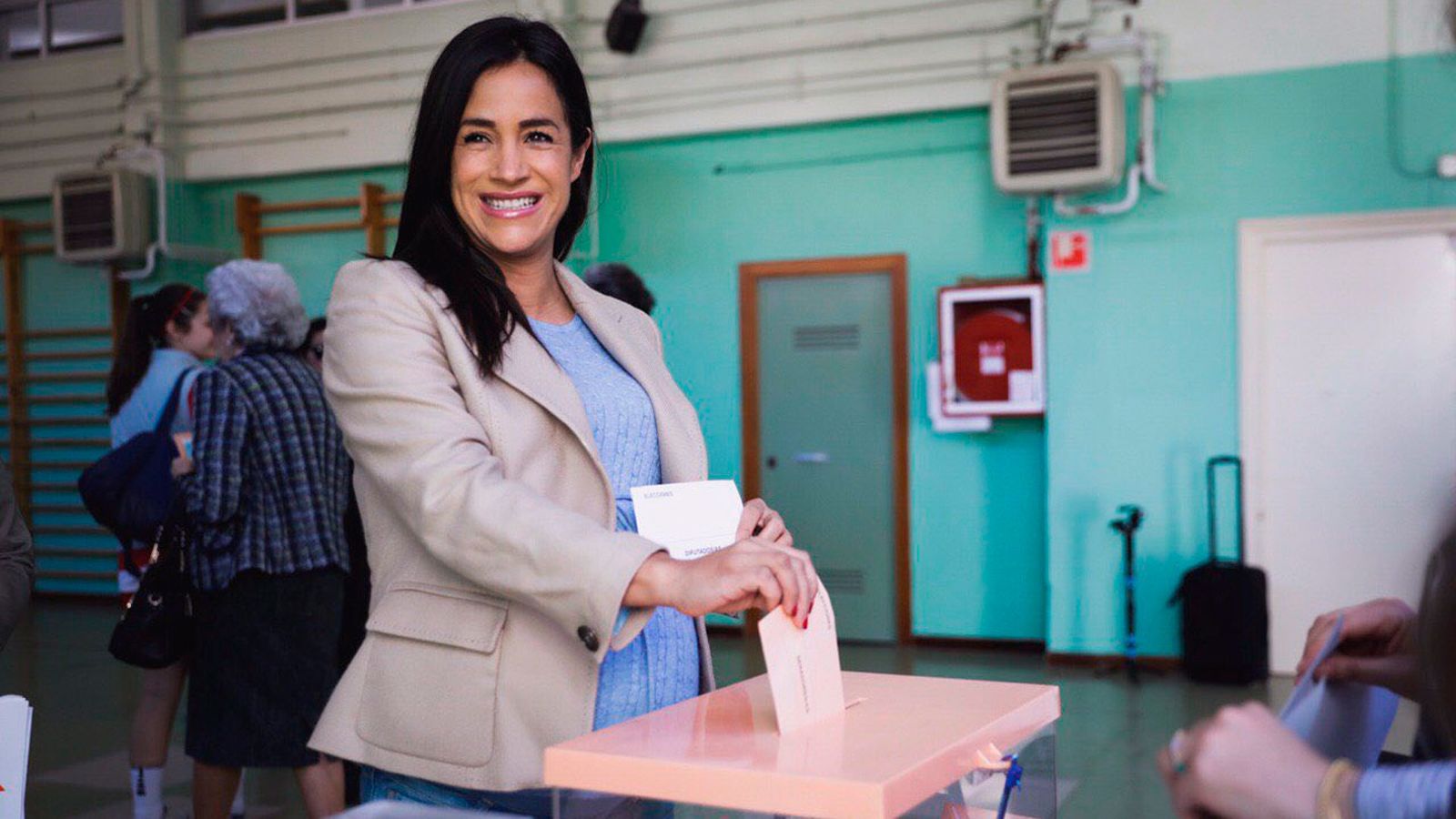 Begoña Villacís votando en su colegio electoral en las elecciones generales del 28 de Abril