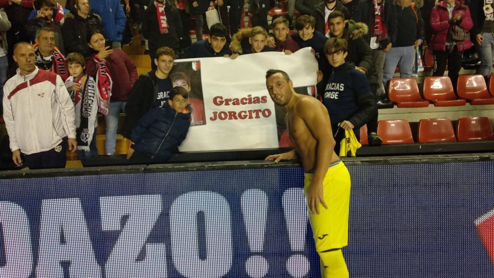 Santi Cazorla y la pancarta del niño fallecido