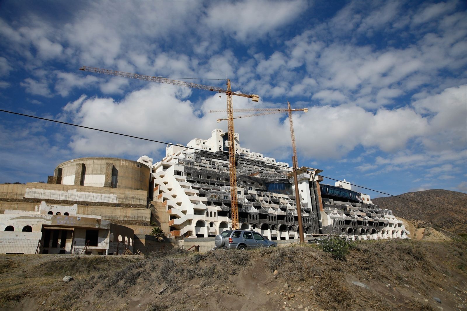 Vista del hotel ilegal de El Algarrobico, en Carboneras, Almería