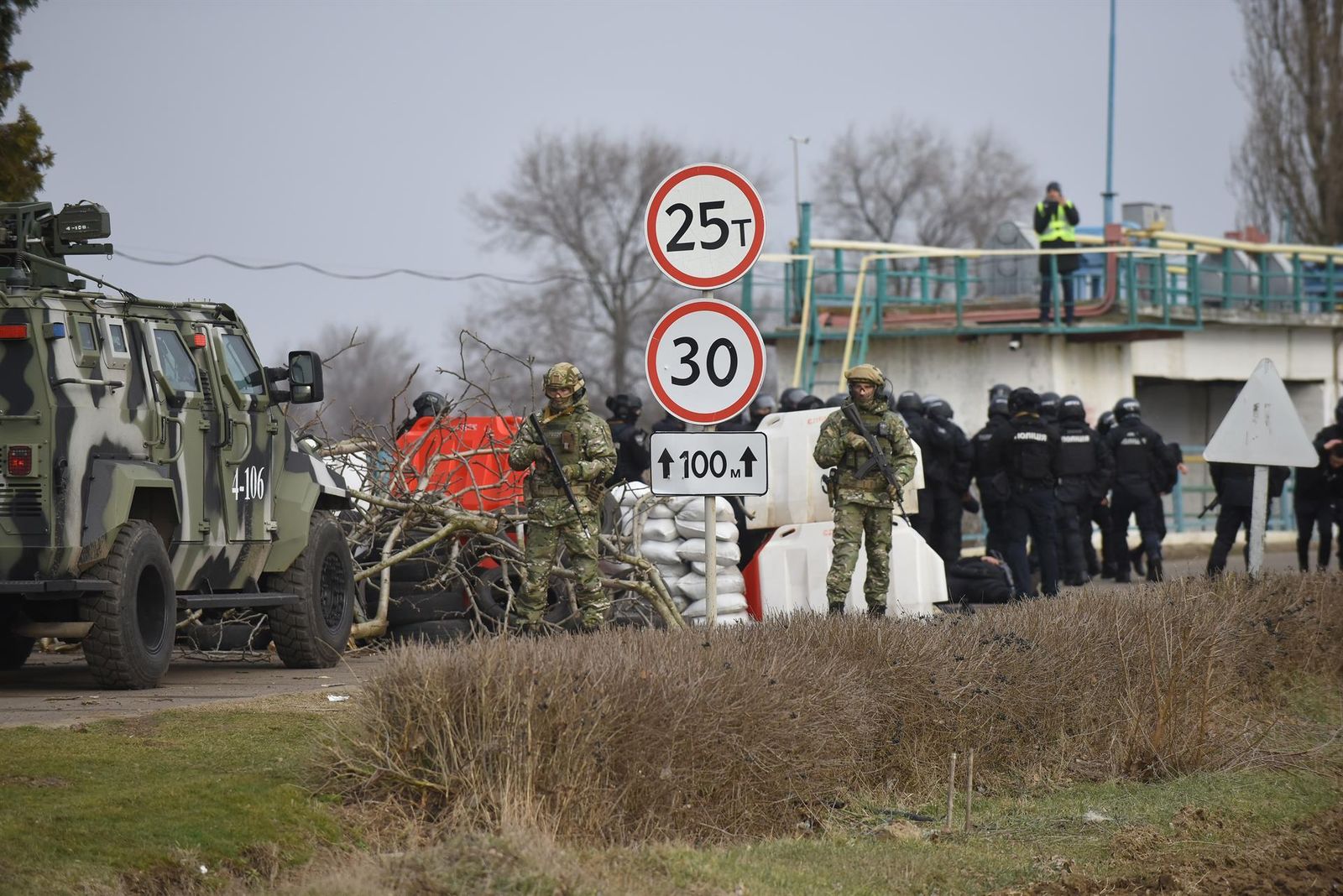 Policía y ejército ucraniano