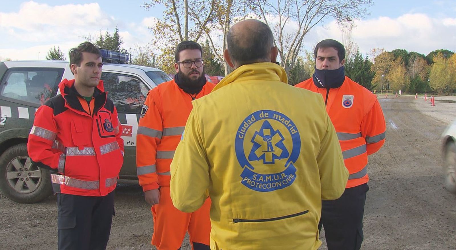 Los voluntarios de protección civil se preparan para una emergencia