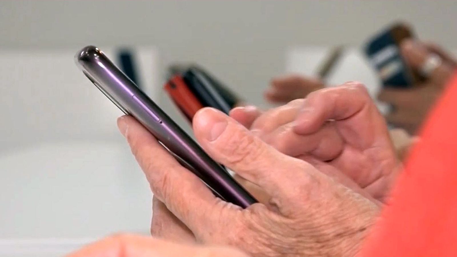 Nos colamos en un taller de WhatsApp para mayores en Meco