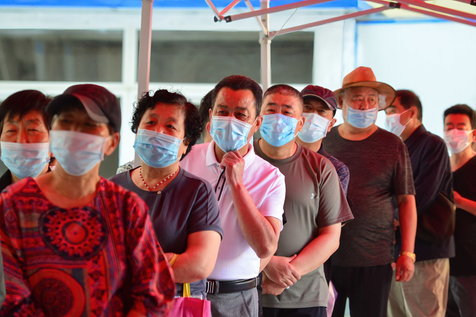 Fila de personas para ser vacunadas contra la Covid en la localidad china de Fuyang
