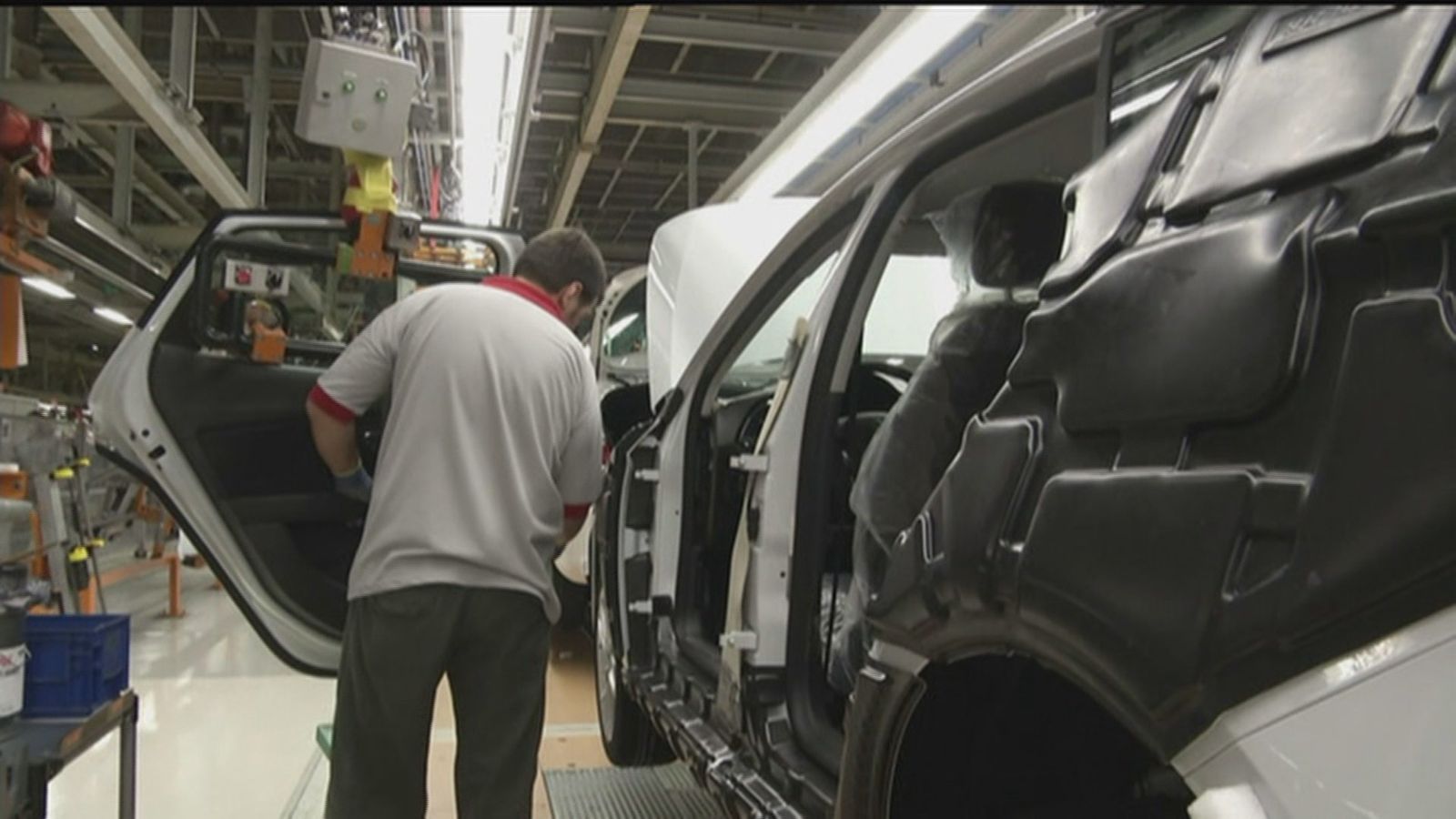 Trabajador en una fábrica de coche