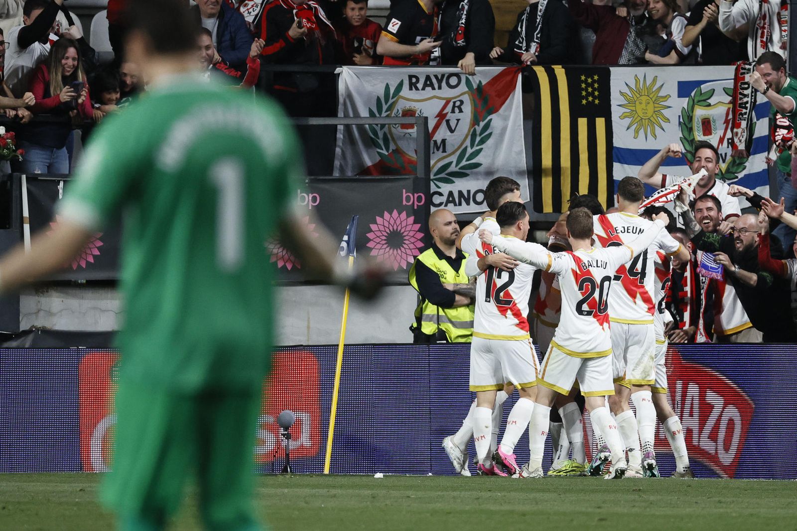 Los jugadores del Rayo Vallecano festejan uno de los goles al Real Betis