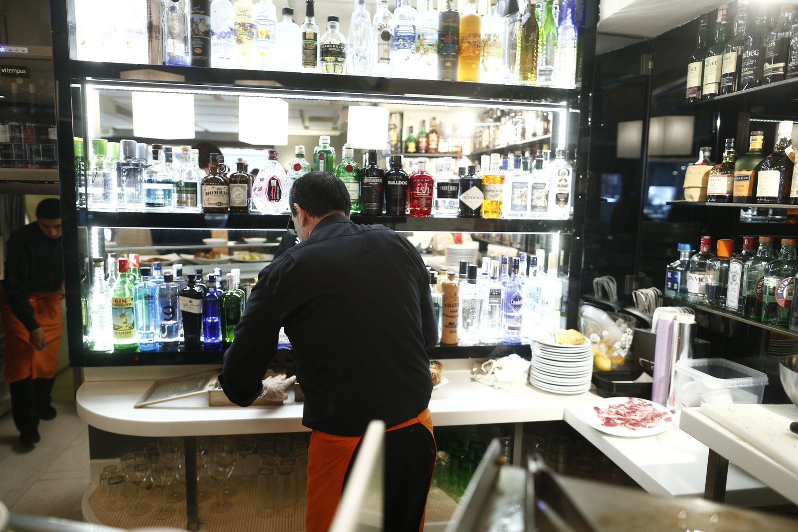 Un camarero prepara un pedido en un bar