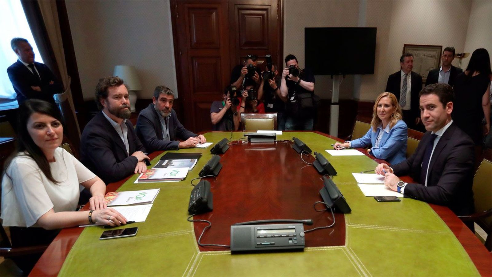 PP y Vox acuerdan seguir hablando para buscar acuerdos