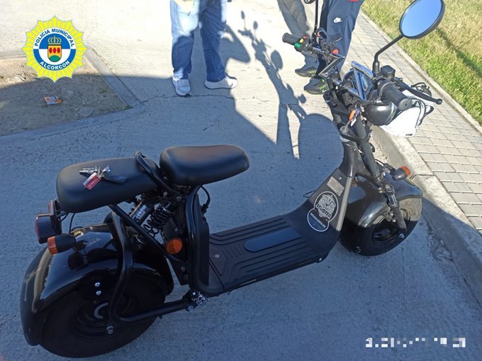 Ciclomotor con apariencia de patinete eléctrico