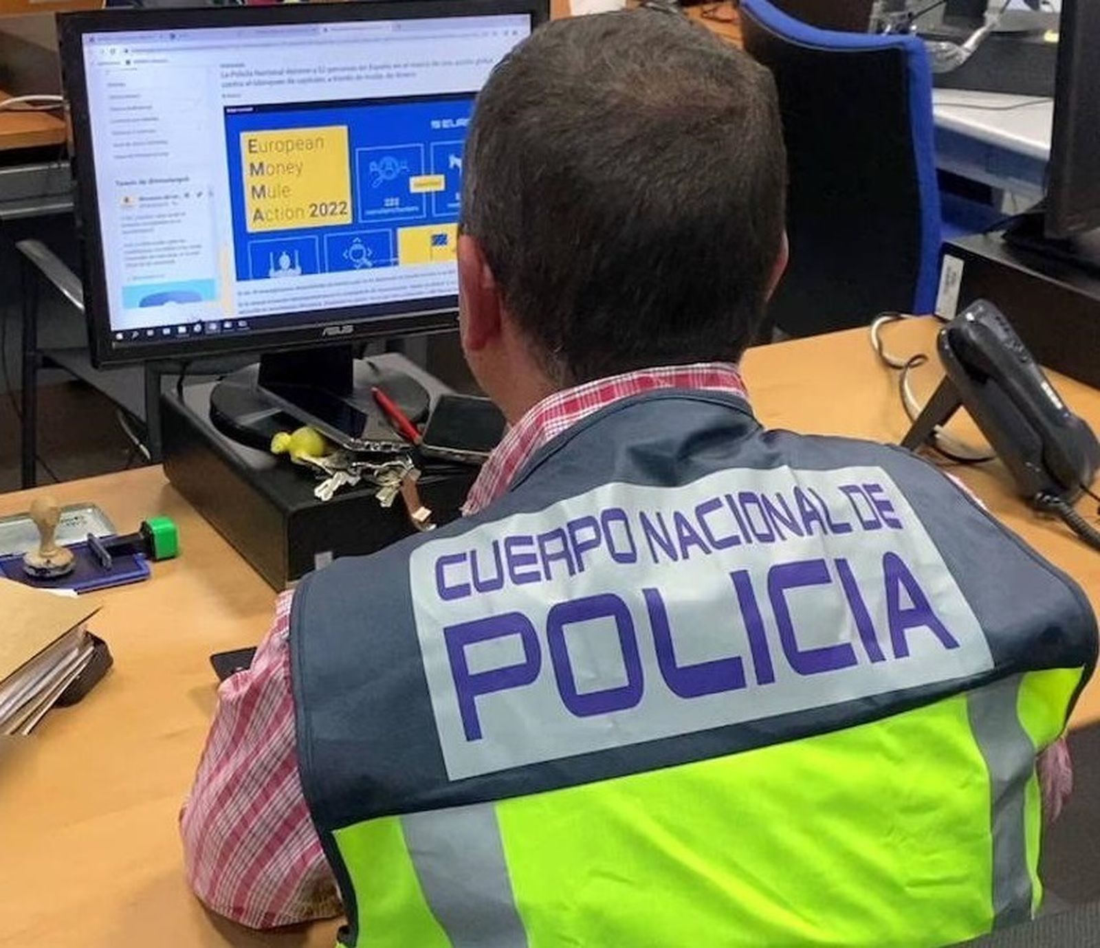 Un agente de la Policía Nacional en un ordenador investigando delitos a través de Internet