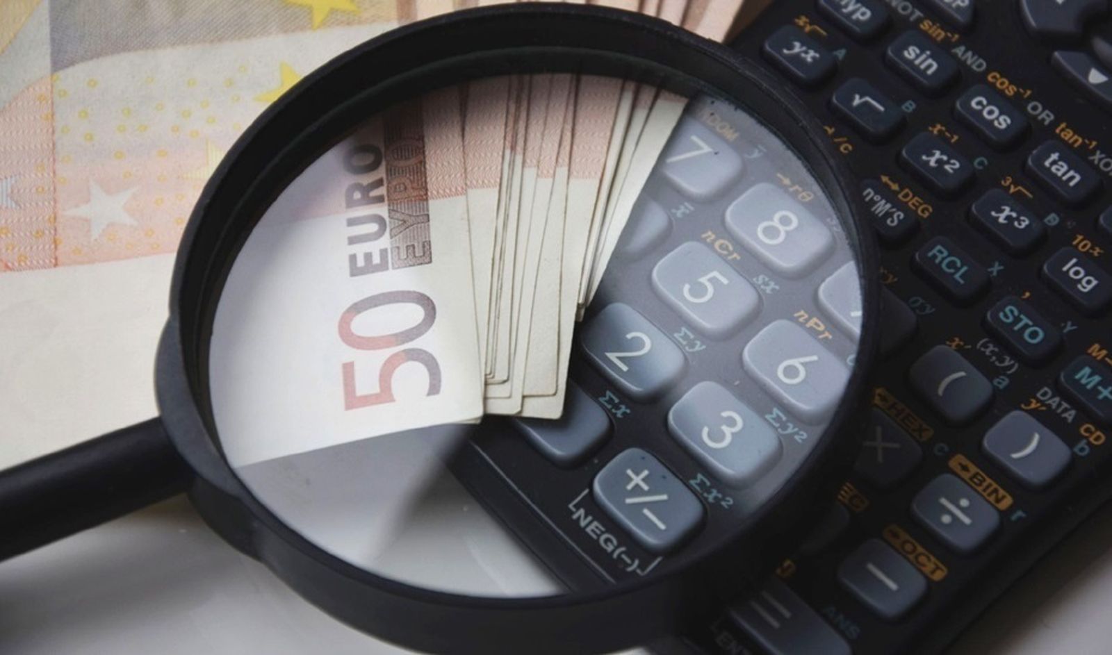 Varios billetes de 50 euros sobre una calculadora