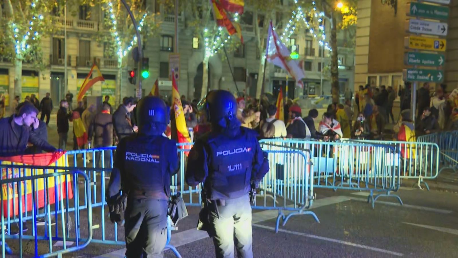 Manifestación en contra de la amnistía en la calle Ferraz