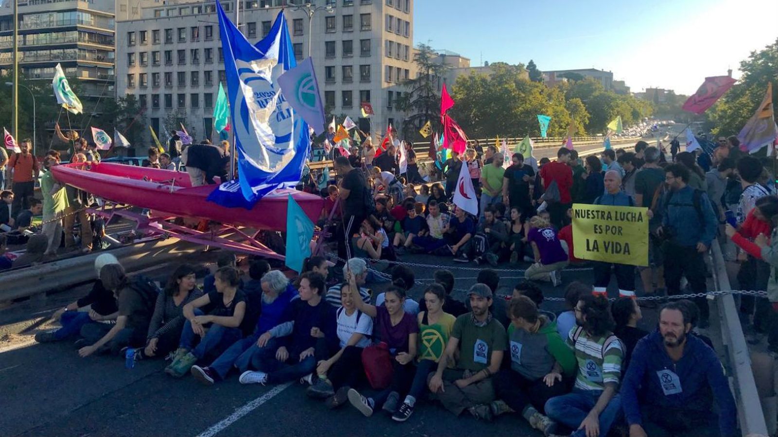 Varios detenidos y caos de tráfico por una protesta en Raimundo Fernández Villaverde