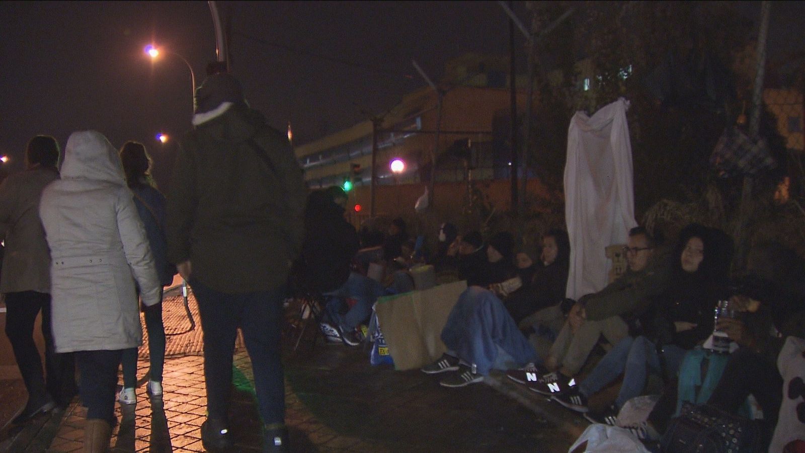 Dos centenares de personas pasan la noche ante el CIE de Aluche