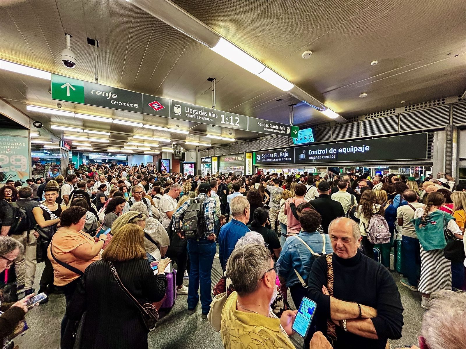 Miles de pasajeros afectados y cancelaciones de decenas de trenes