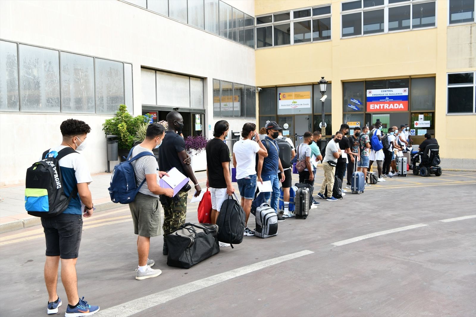 Un grupo de inmigrantes que estaban alojados en el Centros de Estancia Temporal de Inmigrantes (CETI) de Ceuta salen del centro, a 25 de agosto de 2021