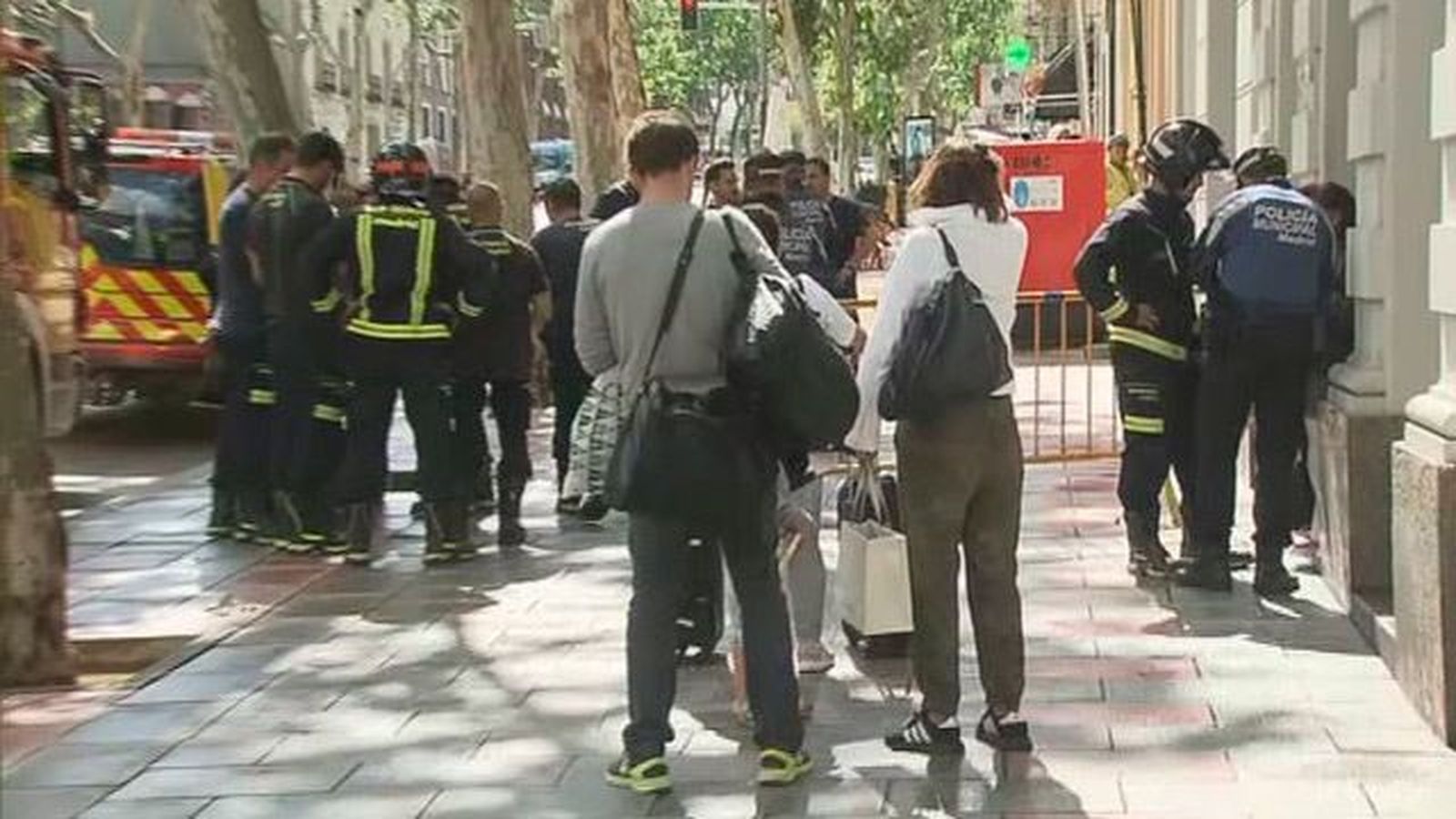 Los vecinos desalojados por el derrumbe del edificio de Chamberí regresan a sus casas