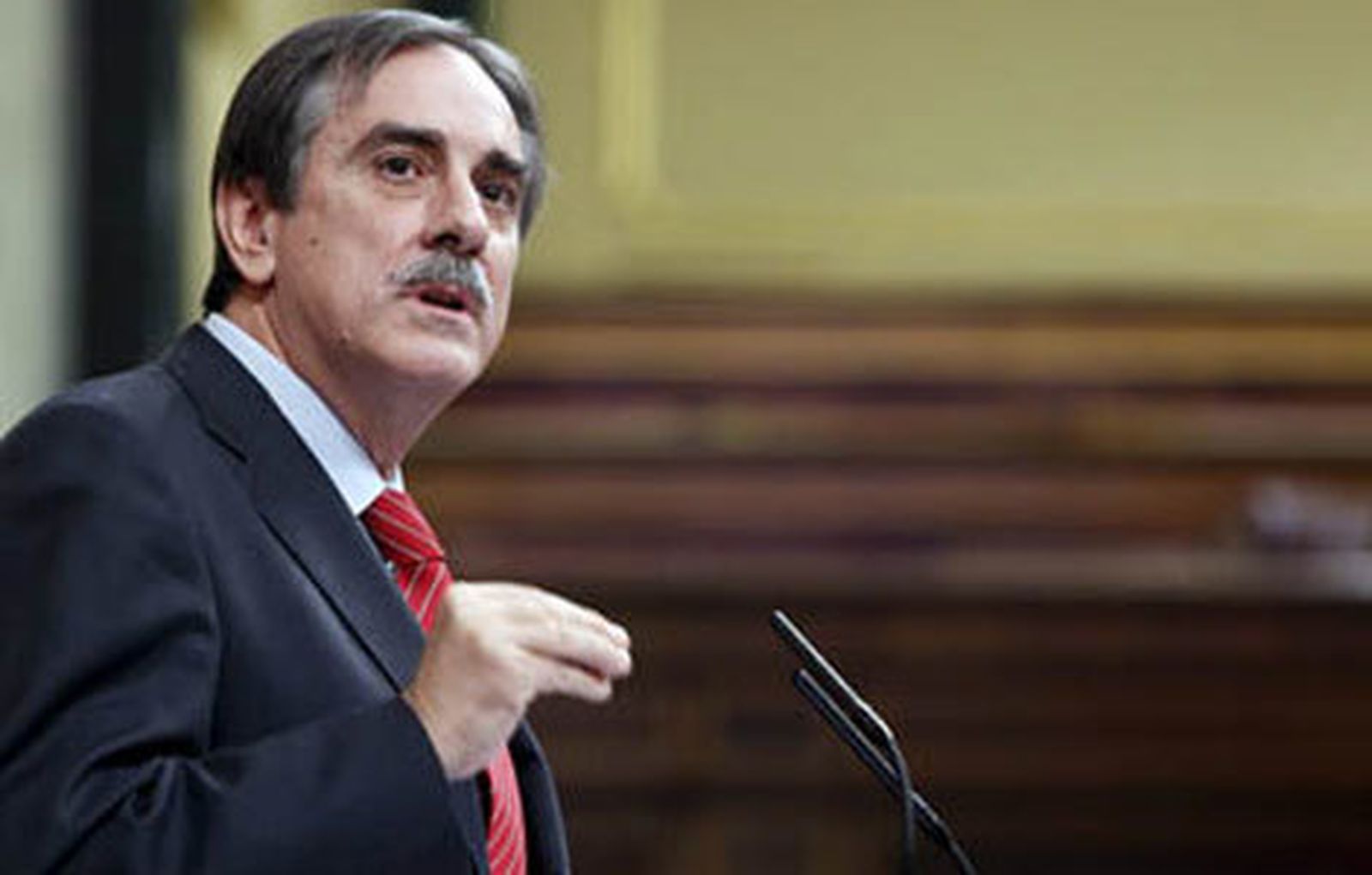 El ministro de Trabajo, Valeriano Gómez, en el Congreso de los diputados
