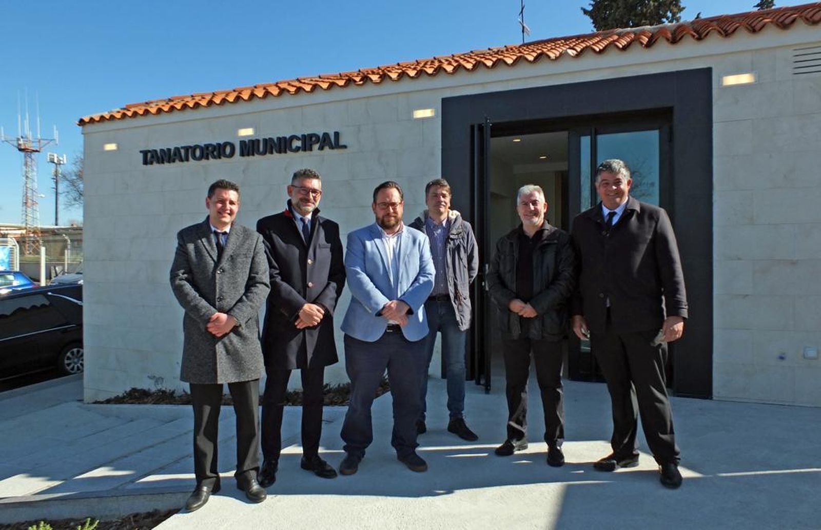 Miembros de la Corporación de  Paracuellos del Jarama frente al nuevo tanatorio municipal
